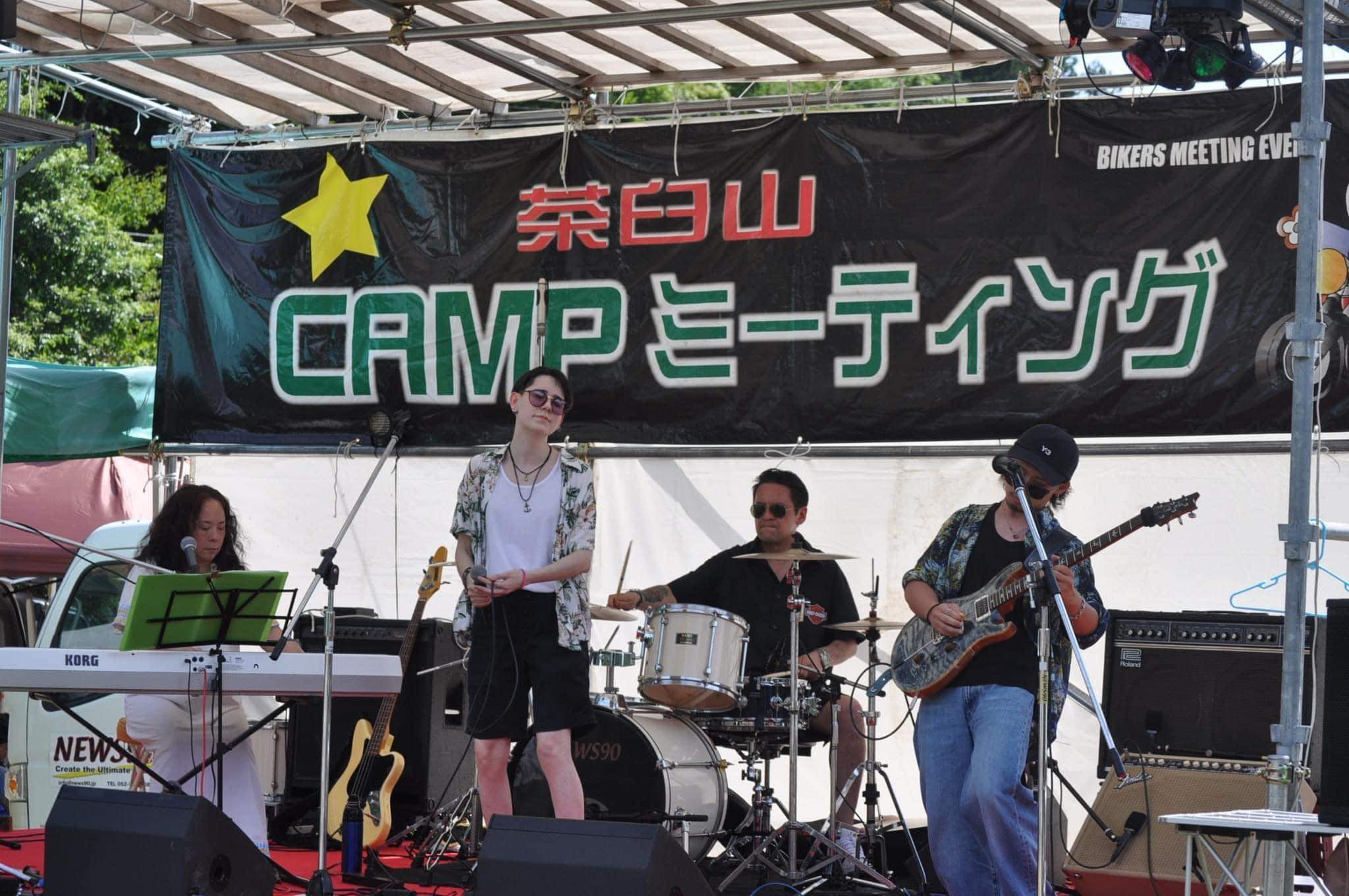 キャンプ4人